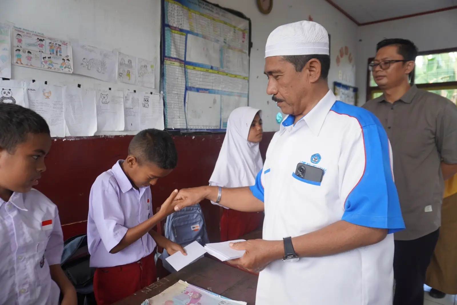 Pegawai BPMP Malut Salurkan Santunan untuk Anak Yatim Piatu